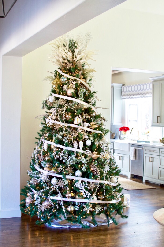 How to Decorate your Christmas tree | Curls and Cashmere